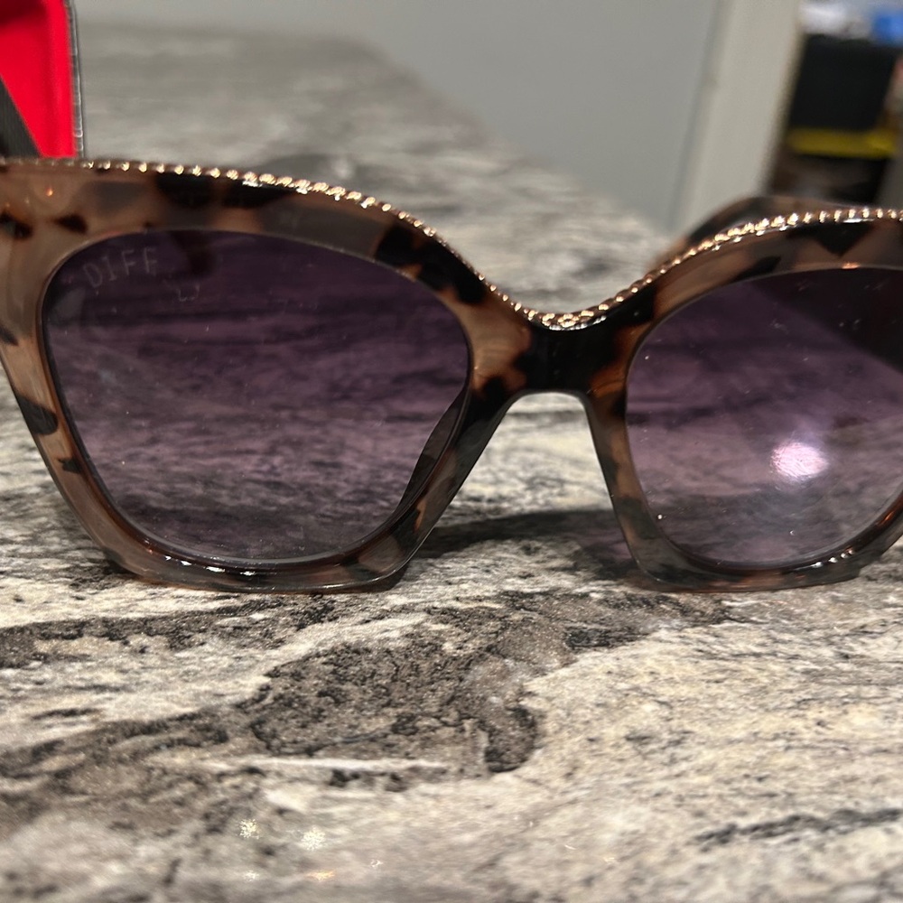 Diff Eyewear Brown and Black Sunglasses with Tortoiseshell Design - Picture 5 of 15